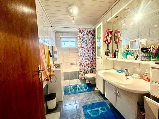 Badezimmer mit Wanne und Fenster 