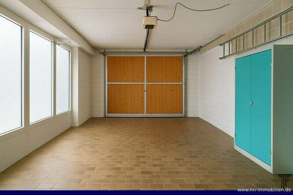 eigene TG-Einfahrt - Zugang zur Lagerfläche - visualisiert (KI-generiert)