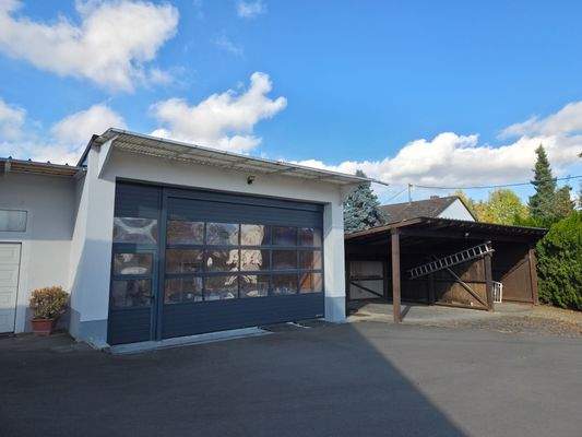 Halle und linksseitig Garage.jpg