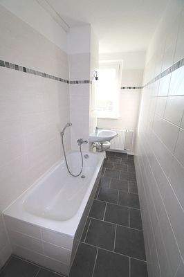 Tageslichtbad mit Wanne