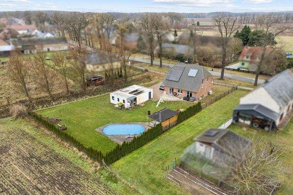 Grundstück und Gebäude