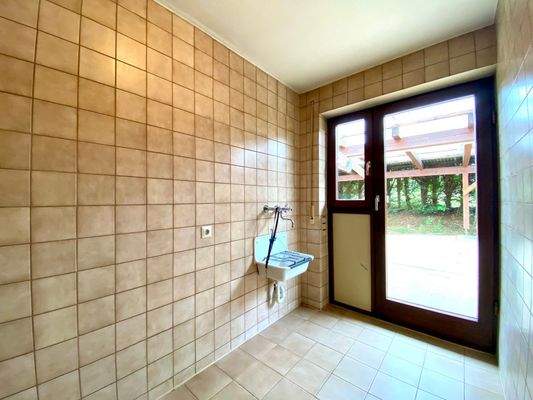 Speisekammer an der Küche mit Gartenzugang