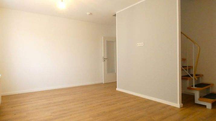 Wohn-/Esszimmer mit Treppe nach oben