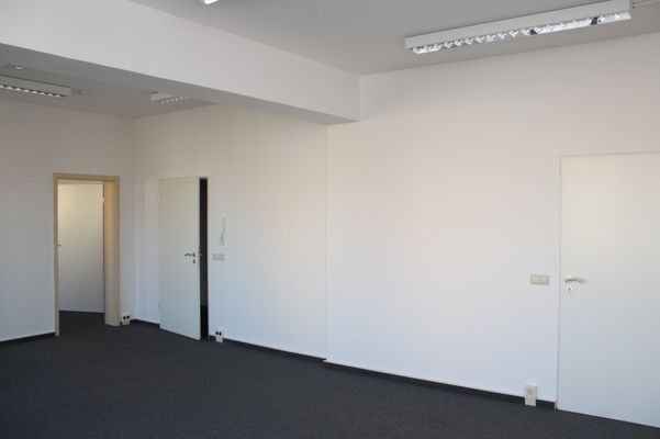 Büroraum 1 mit Verbindungstür