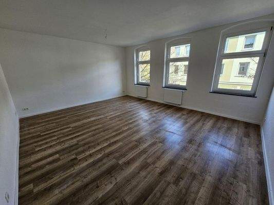 Wohnzimmer mit offener Küche