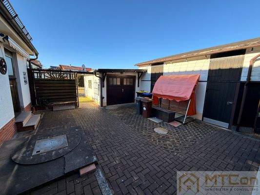 Innenhof mit Blick zur Partygarage