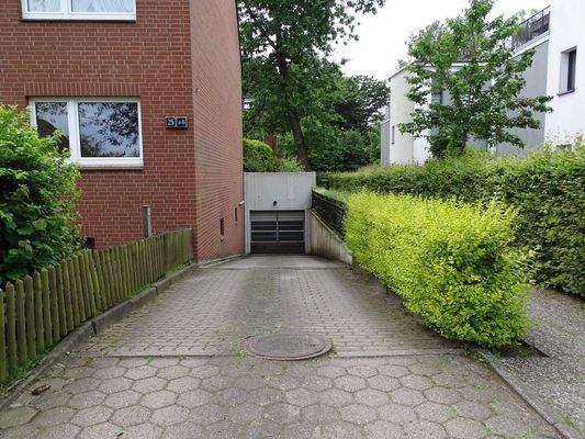 TG-Einfahrt direkt neben dem Wohnhaus