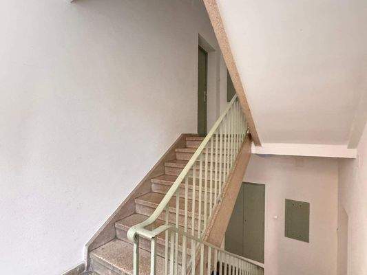 gepflegtes Steintreppenhaus