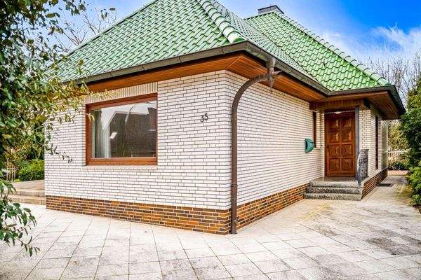 Vorderansicht; Eingangsbereich