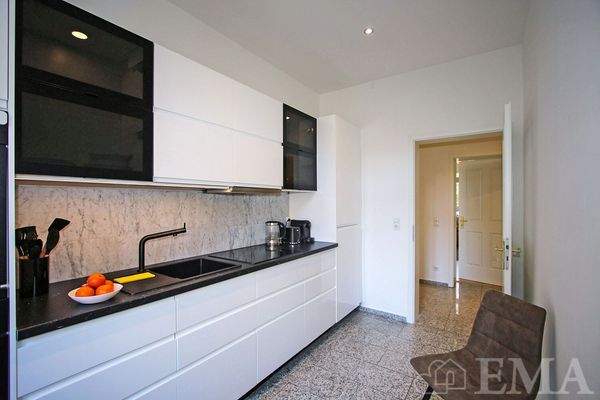 ... mit hochwertiger Einbauküche