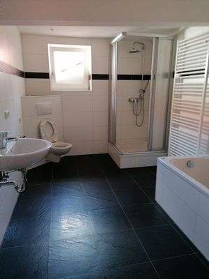 Wohnung 002 1. OG rechts - Badezimmer