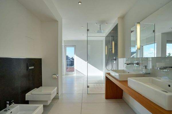 Bad mit Dusche und Badewanne