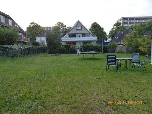 Großzügiger Garten mit MFH