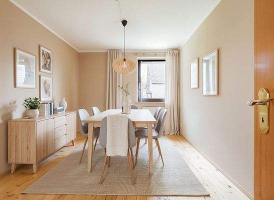 Esszimmer im EG - (KI generiert)