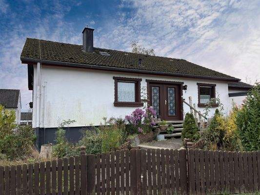 Hauseingangsseite / Straßenansicht