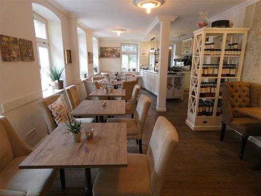 offener Theken- und Gastrobereich mit 28 Sitzplätz