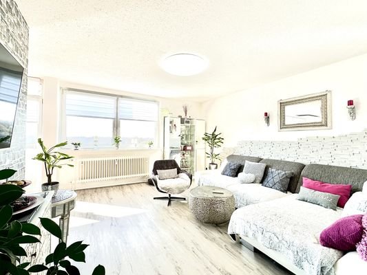 Geräumiges Wohnzimmer