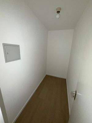 Schmaler Abstellraum