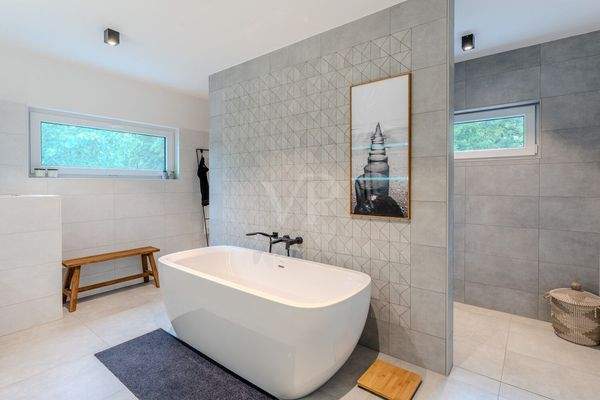 Dusch- und Wannenbad im Obergeschoss