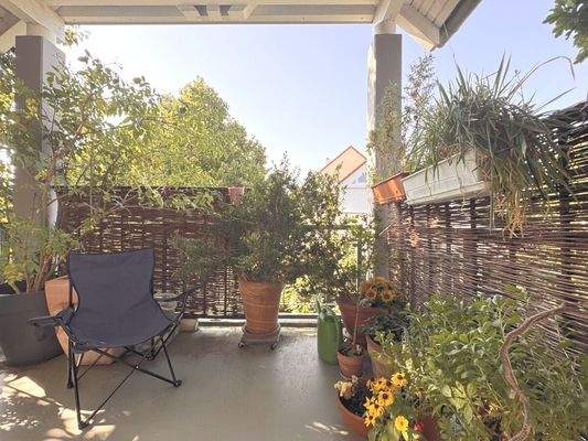 ruhiger Balkon mit Aussicht und Abstand zu den Nachbarn