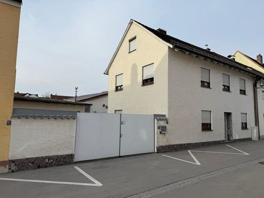 Gesamtansicht mit Hofeinfahrt und Doppelgarage - I