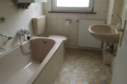 Bad mit Wanne und Fenster