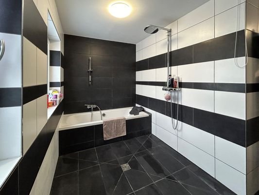 ..mit Badewanne und Dusche