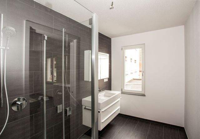 Helle 2- Zimmer Wohnung mit Loggia in der Landshuter Altstadt - Photo 3