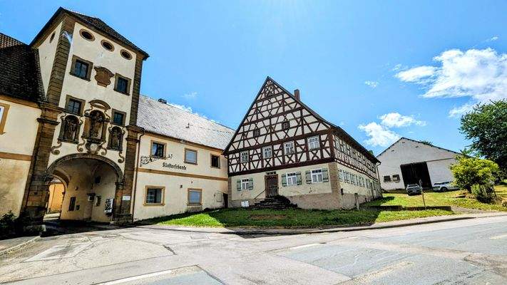 Außenansicht mit Klostermauer .jpg