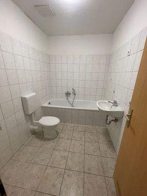 Helles Badezimmer mit Badewanne