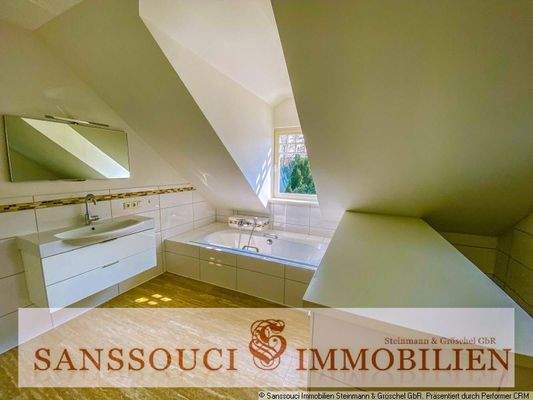 Wannenbad im Dachgeschoss