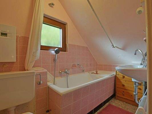 Auf gleicher Ebene befindet sich das Bad.