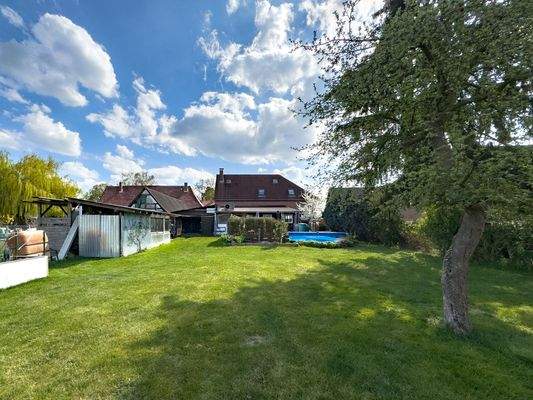Garten mit Blick auf Terrasse und Pool