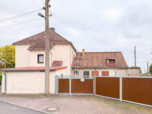 Hausansicht mit Einfahrt