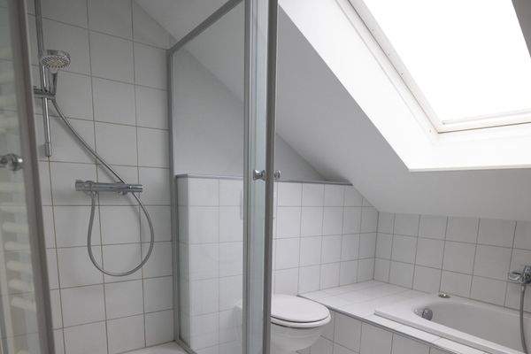 Badezimmer Obergeschoss mit Dusche und Badewanne