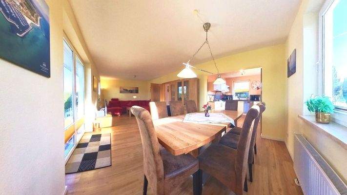 Offenes Raumkonzept: Verbindung von Ess- und Wohnbereich