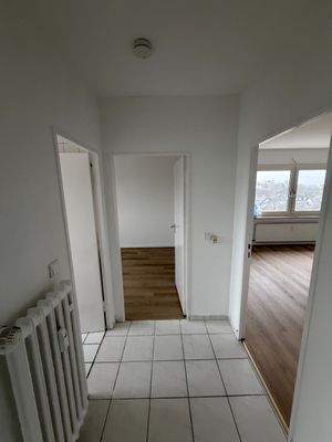 Heller Flur mit Türen