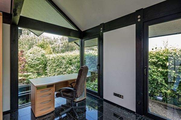 Ein Arbeitszimmer für Home Office im EG