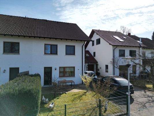 Ansicht Einfahrt und Garten