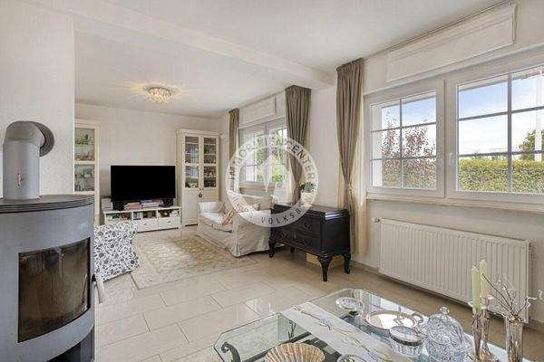 Ausgestattet mit einem Kaminofen für wohlige Wärme im Winter.