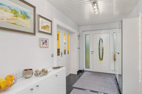 Eingangsflur (10,19m²) mit Doppelflügeltür zum Wohn- / Esszimmer.