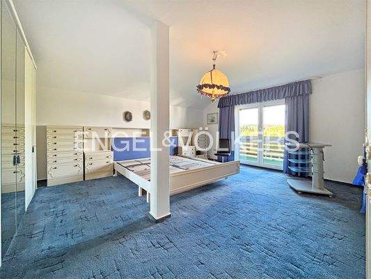 DG: Schlafzimmer mit Balkonzugang 