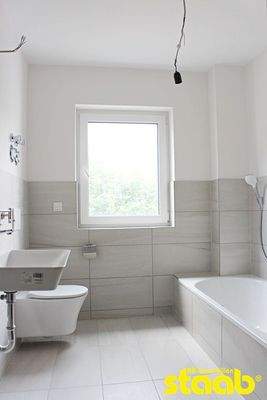 Tageslichtbad mit Wanne...