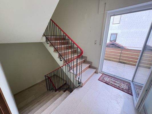 OG+DG: Treppenhaus mit Zugang zum Balkon