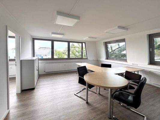 Helles möbliertes Büro mit 2 Zimmern