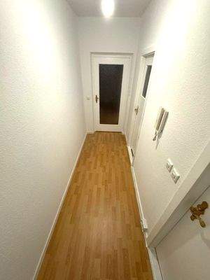 Heller Flur mit Holzboden