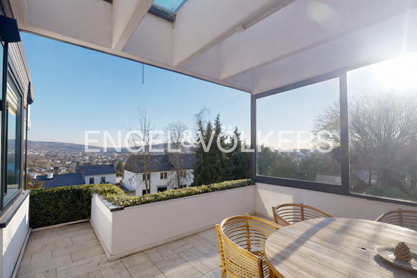 Überdachte Terrasse im EG