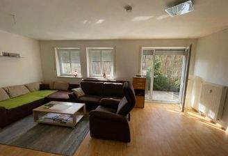 Heller Wohn- und Schlafraum