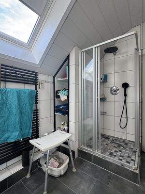 Badezimmer mit Dusche
