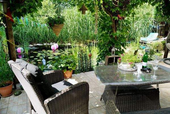 Terrrasse mit Gartenteich